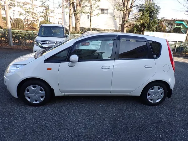 Dịch vụ thay kính chắn gió xe Mitsubishi Colt tận nơi